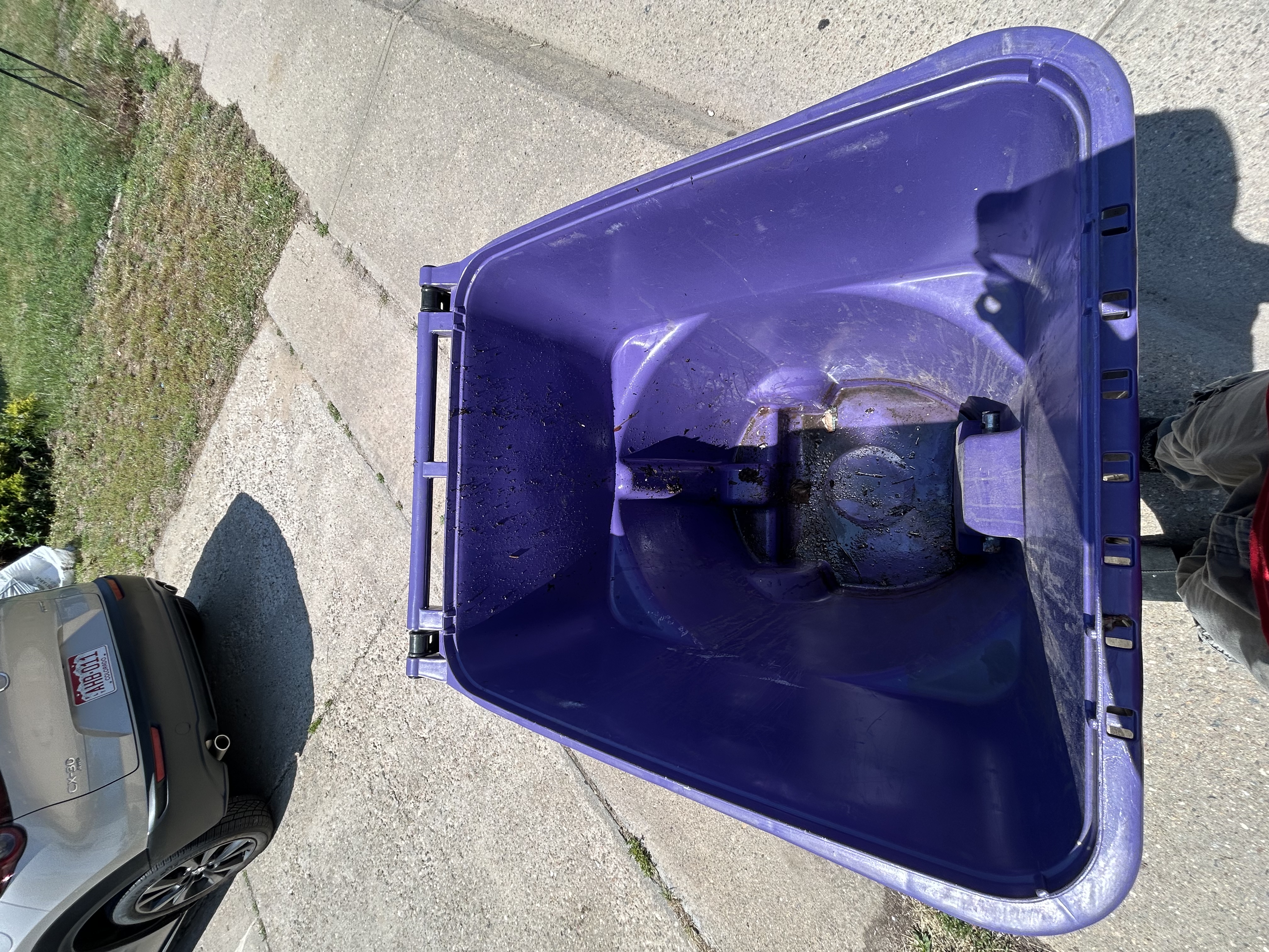 Dirty trash bin before cleaning